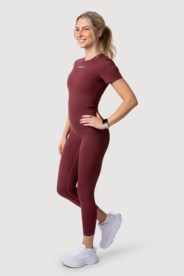 Women wearing Flex-Set in burgundy rouge red - sculpting activewear INNER EGO